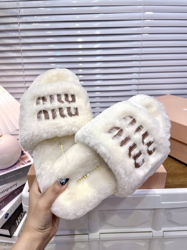 Miumiu P: Size：35-39 40定制不退换 秋冬新品毛毛拖 居家还是外穿都是百搭时髦单品，秋冬搭配袜子，太好看了吧 鞋面进口澳洲真羊毛内里垫脚羊毛